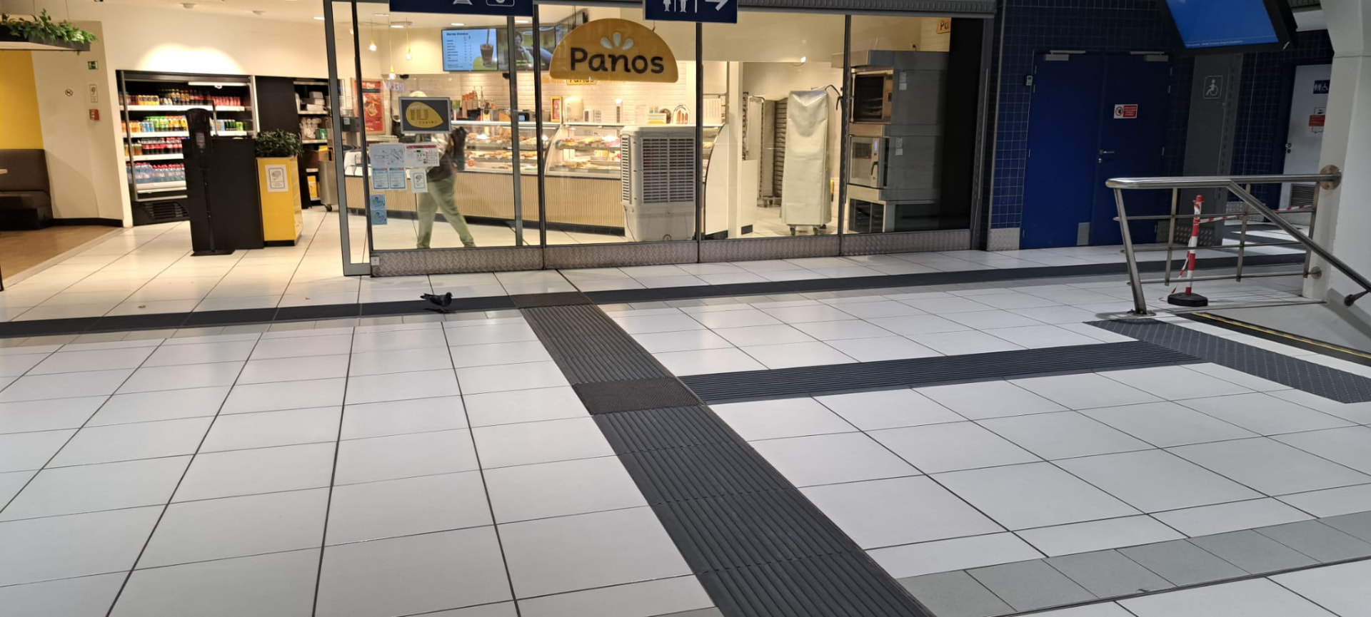 Kunststof aandachtsvlak in een stationshal.