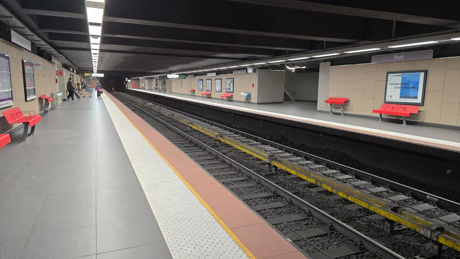 Tactiele strook langs een metroperron in Brussel.