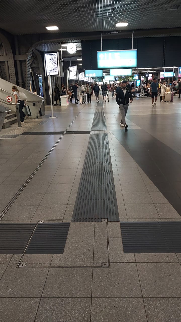 Kunststof geleidelijn door een stationshal.