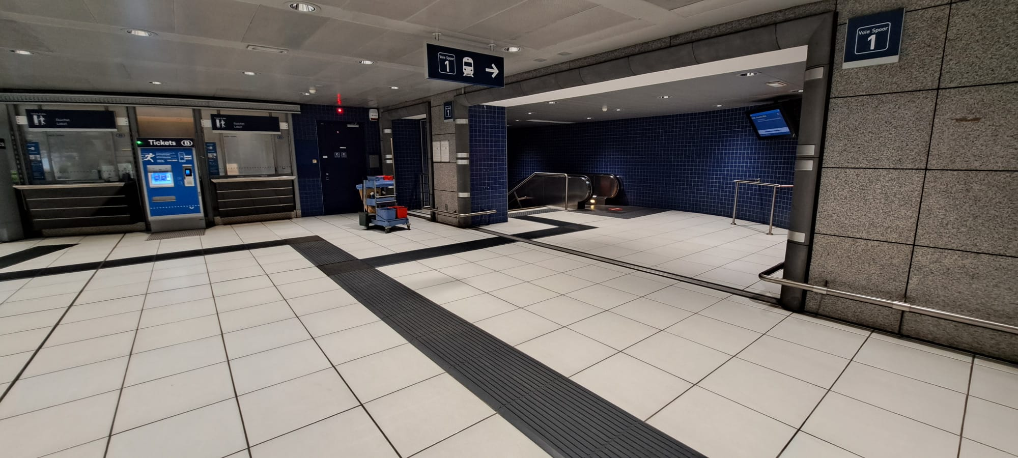 Kunststof geleidelijn in de biljettenzaal van een station.